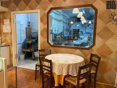 Mentre parliamo, avvolti dal forte odore genuino delle materie prime, notiamo una finestra dietro la quale si sviluppa il laboratorio. Accanto vi � una porta che ci permette di entrare
